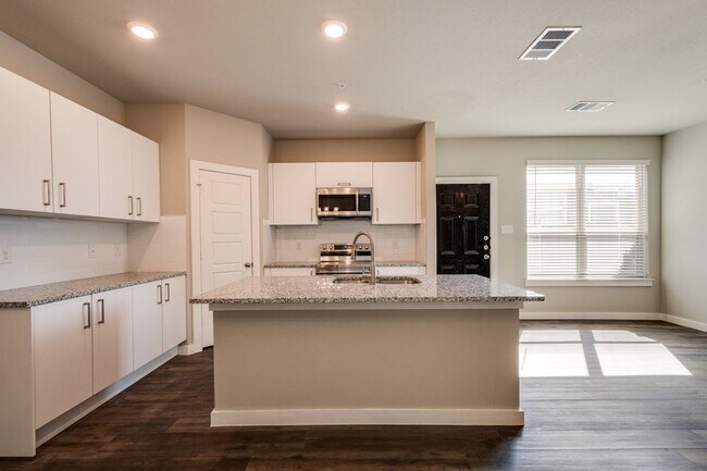 Foto del edificio - AVAILABLE NOW! GORGEOUS 2 BEDROOM FOUR PLE...