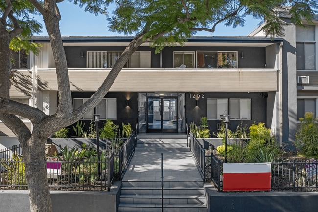 Building Photo - 1253 Havenhurst Drive