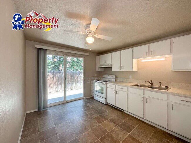 Foto del edificio - 4819 W Denton St