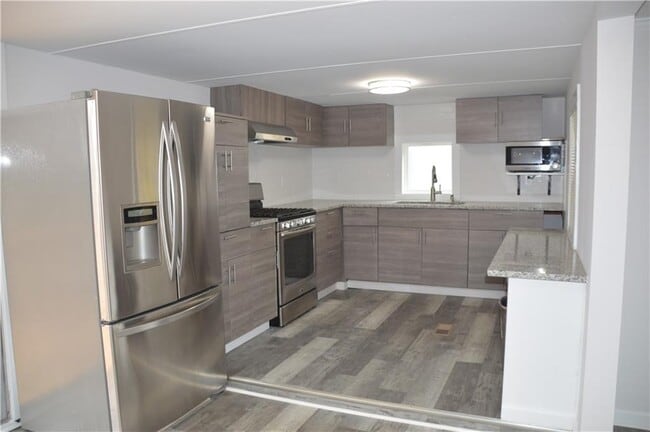 Building Photo - 3227 Hilltop Cir