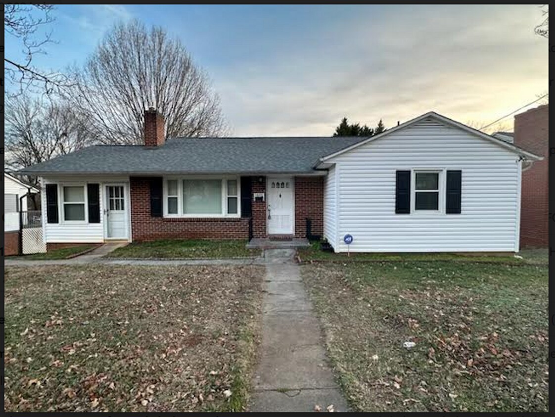 Primary Photo - Spacious 4 br 3 bath home for rent