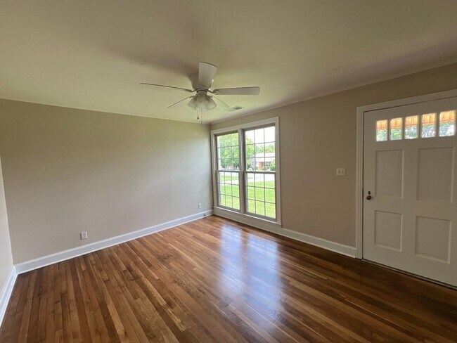 Foto del edificio - 2323 Sweetwood Rd
