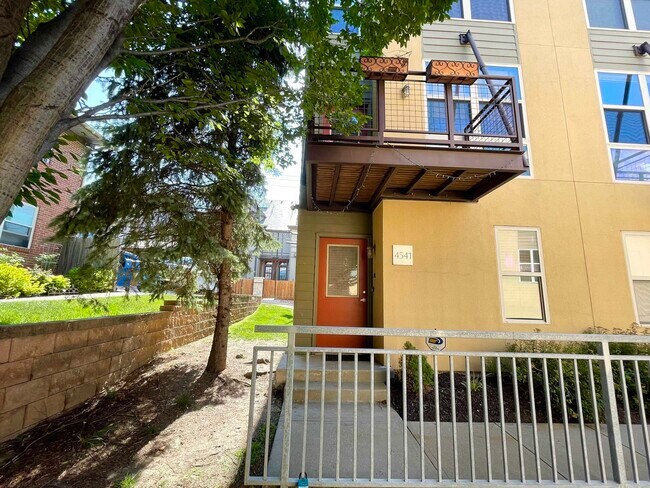 Foto del edificio - 4541 Madison Ave