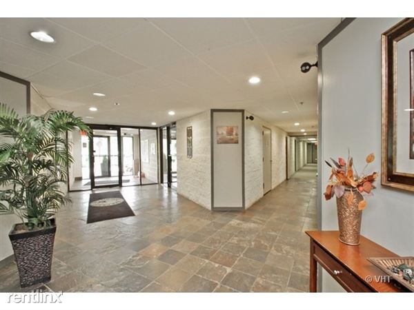 Building Photo - 1700 Wedgewood Dr