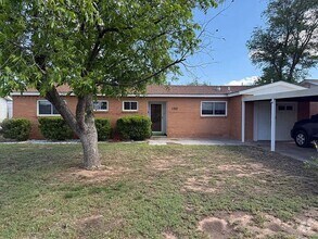 Building Photo - 1327 E Rose Ln