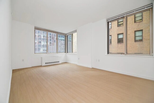 Building Photo - 260 W 54th St