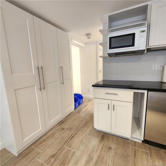 Building Photo - 691 St Johns Pl