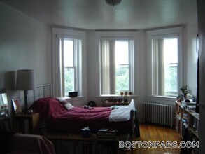 Building Photo - 121 Park Dr