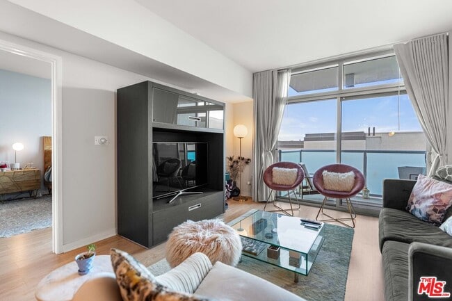 Building Photo - 13700 Marina Pointe Dr