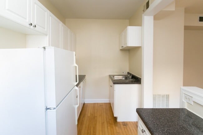 Building Photo - 559 W Aldine Ave