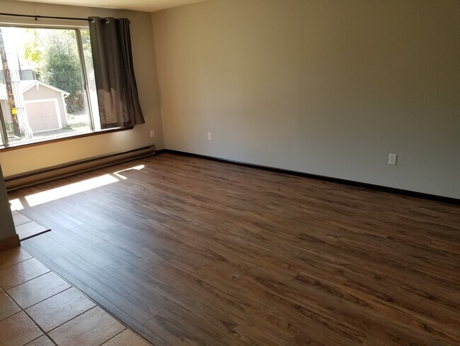 Living Room - 516 E 25th St