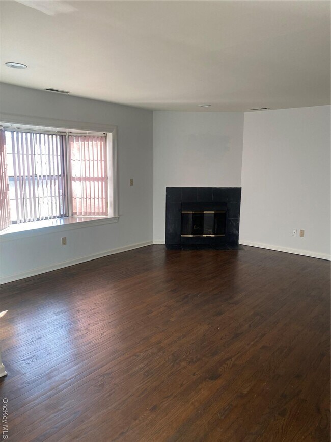 Foto del edificio - 110 Theodore Fremd Ave