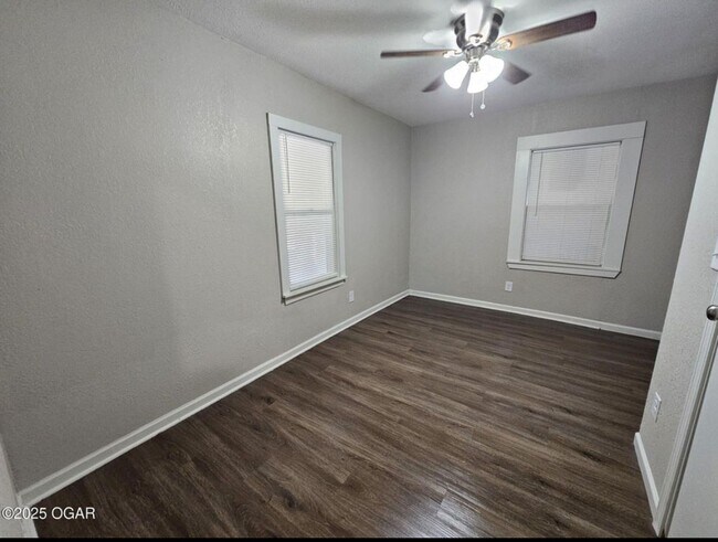 Foto del edificio - 427 E BJ Tunnell Blvd