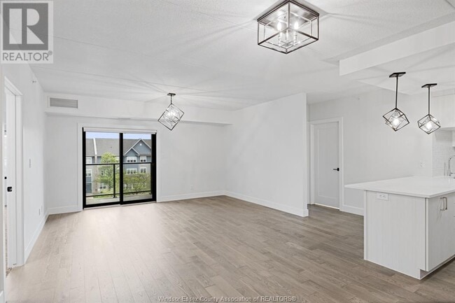Photo du bâtiment - 2550 Sandwich W Pkwy