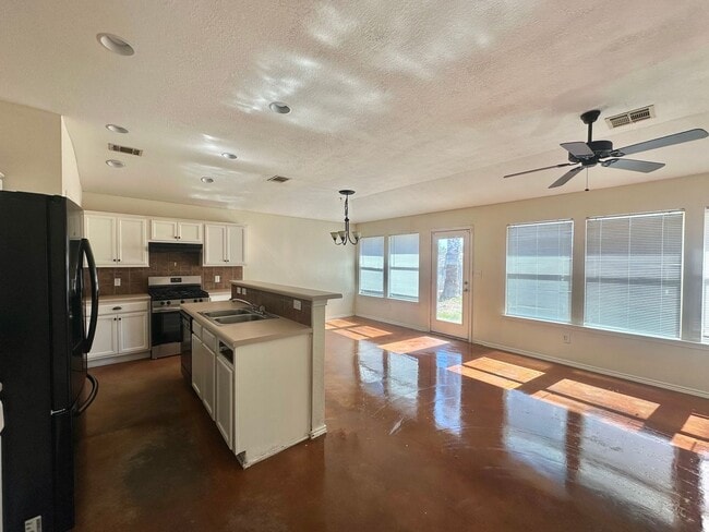 Foto del edificio - AVAILABLE NOW!!!