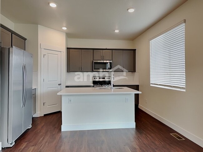 Building Photo - 3975 Ryedale Wy