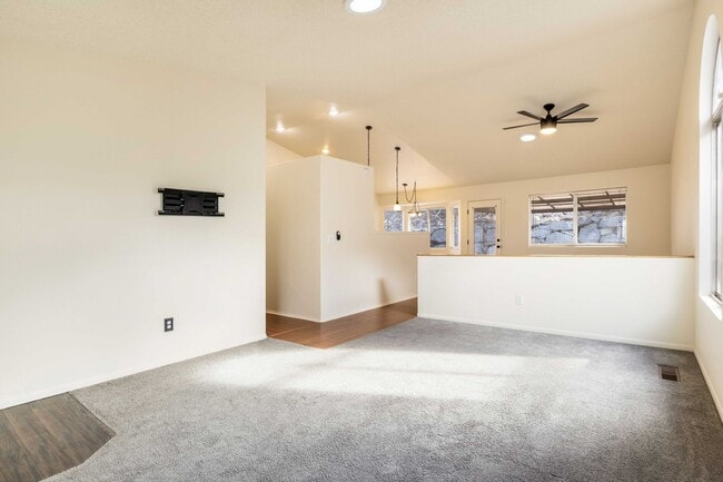 Building Photo - Well Maintained 3 Bedroom, 2 Bath Home