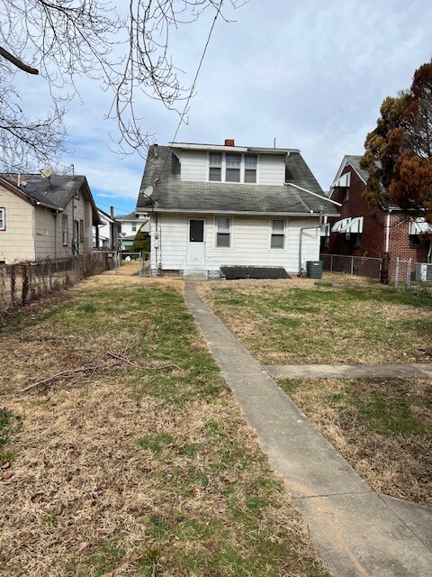 Building Photo - 2721 Latulle Ave