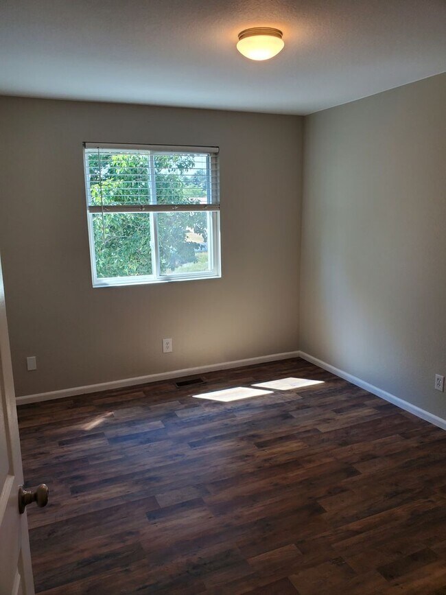 Foto del edificio - 2150 E 97th Pl