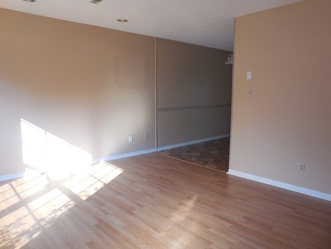 Building Photo - 6413 Shrewsbury Dr