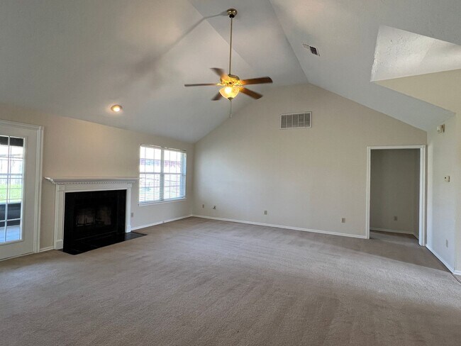 Building Photo - 4010 SE Camelot Dr