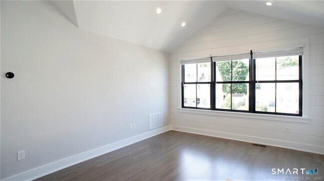 Foto del edificio - 26 Lounsbury Ave