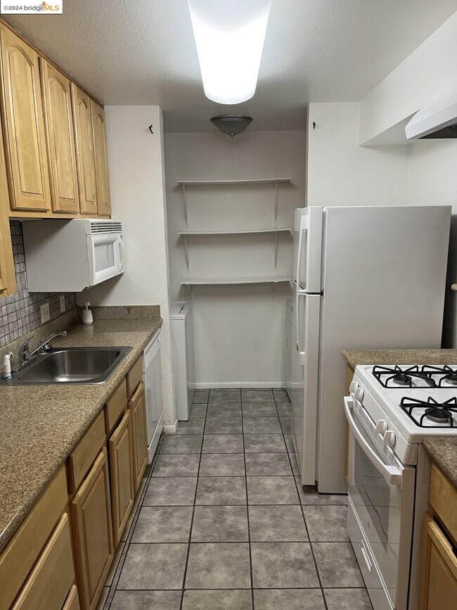 Foto del edificio - 1207 Lakeview Cir
