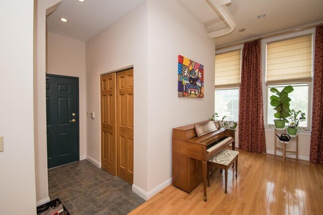 Foto del edificio - 323 W 5th St