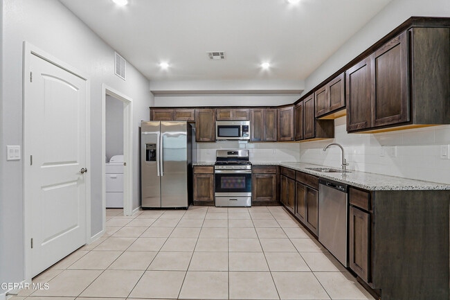 Building Photo - 11500 Summer Dr