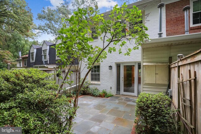 Building Photo - 834 Azalea Dr