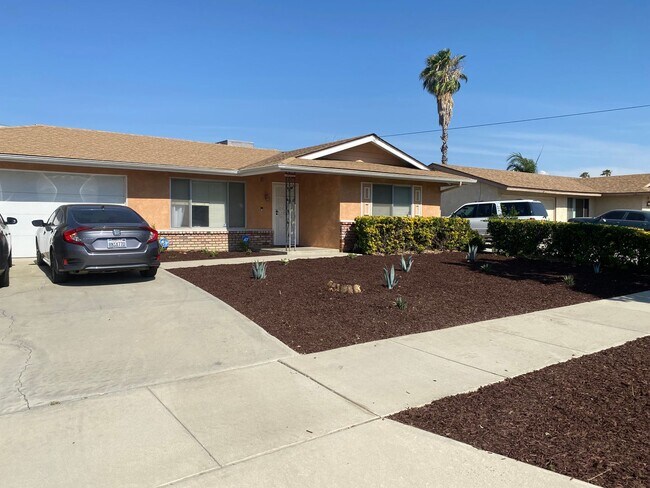 Building Photo - 2 Bedroom 2 bathroom Hemet Home!