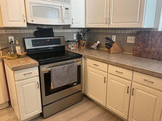 Photo - Fully Furnished 2 Bed | 2.5 Bath Home with Fireplace – Powers Corridor