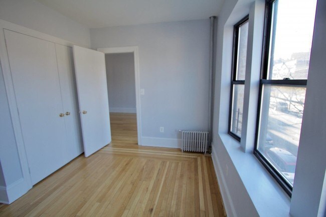 Building Photo - 3246 Kingsbridge Ave