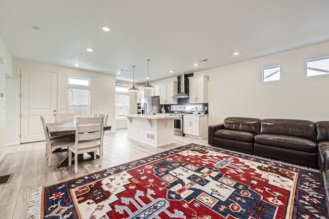 Foto del edificio - Available Now – 3 Bed | 3 Bath | Loft | 2-...