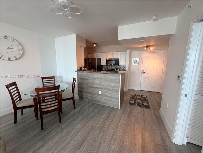 Building Photo - 1155 Brickell Bay Dr