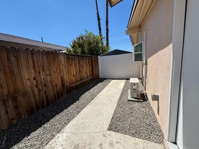 Building Photo - 5650 Ensenada Way