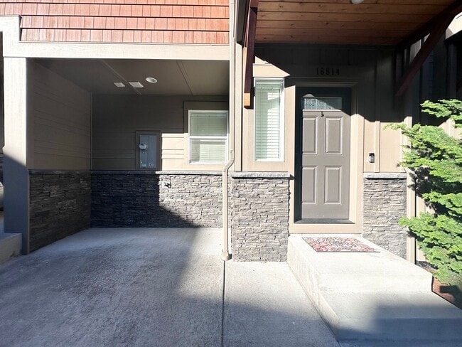Building Photo - LUXURY MODERN TOWNHOUSE! 3 Bed 2.5 Bath w/...