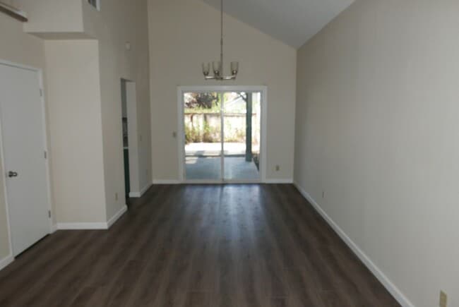 Building Photo - Updated home in Riverside's Hawarden Hills community