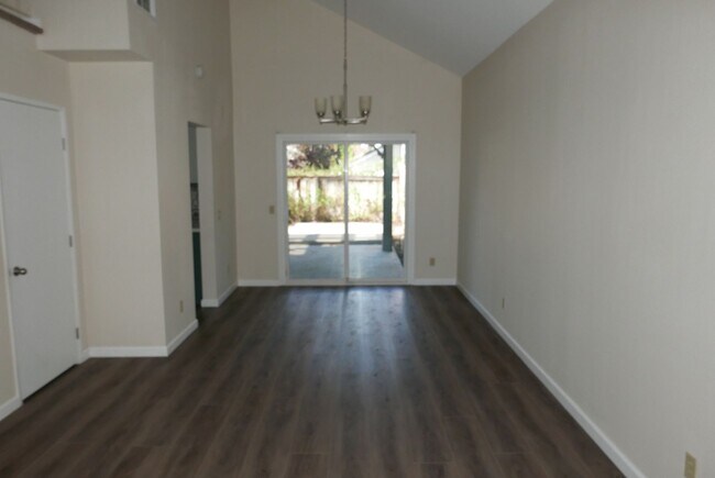 Foto del edificio - Updated home in Riverside's Hawarden Hills community