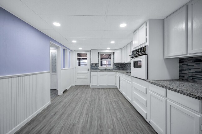Building Photo - 650 W 8th St