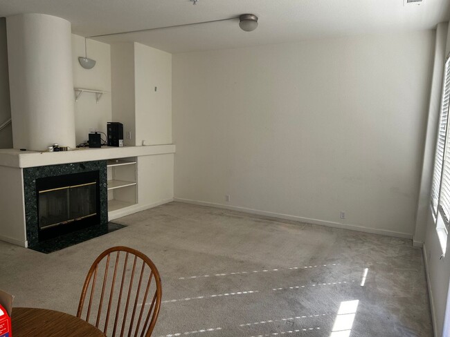 Building Photo - Available early March! 3 bedroom, 2 Bathro...