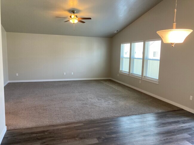 Foto del edificio - 4189 S Leaning Tower Ave