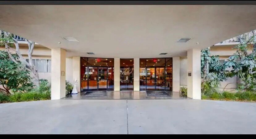 Foto del edificio - 100 S Doheny Dr