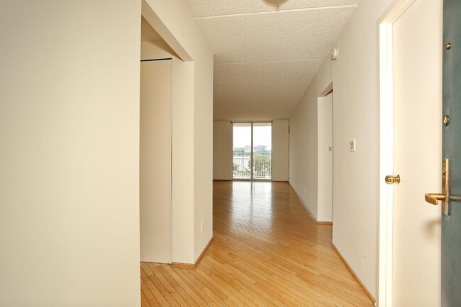 Building Photo - 1055 River Rd