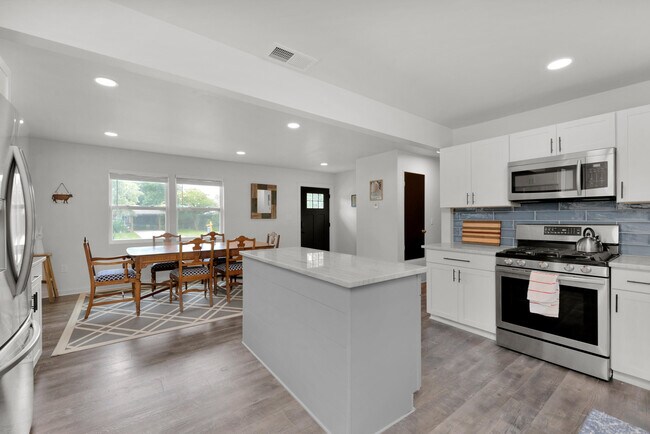 Foto del edificio - 108 Moriarty St NW