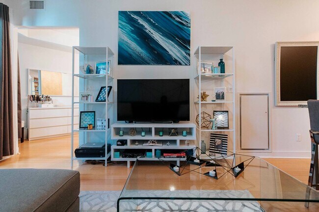 Building Photo - 438 King St W