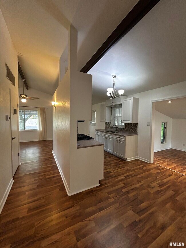 Foto del edificio - 1328 Hilltop Dr