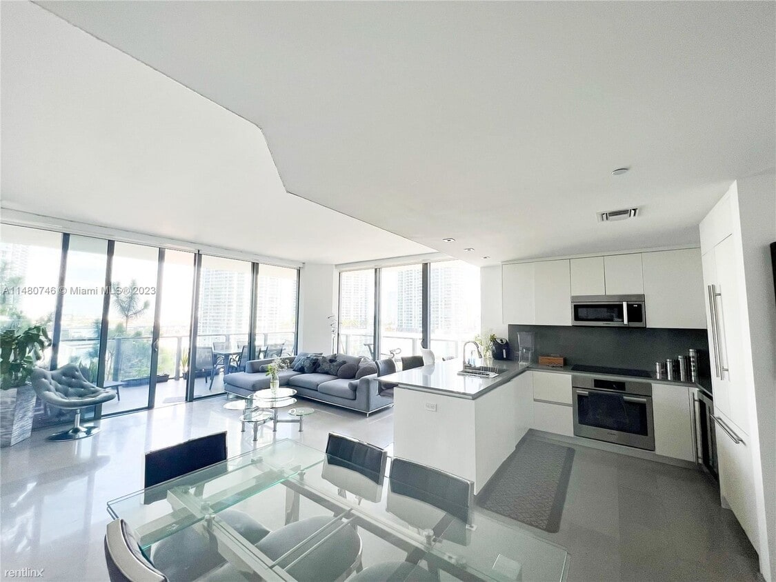 Primary Photo - 2 br, 2.5 bath House - 68 SE 6th St Apt 812