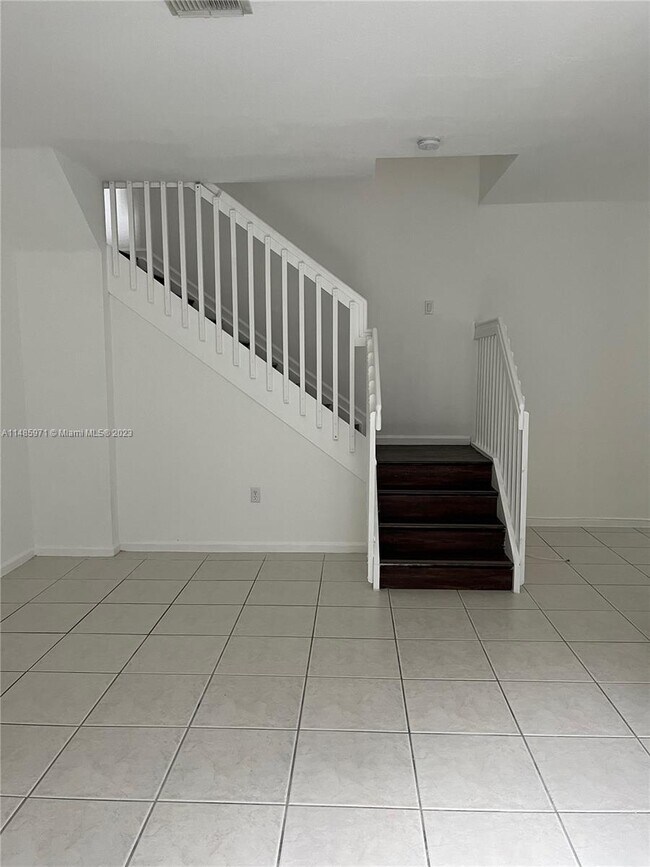 Foto del edificio - 21425 NW 13th Ct