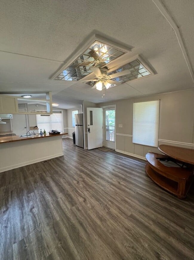 Foto del edificio - 2 bedrooms, 1 full bath located on a quiet lot. 1 story living with a great open floor plan. Very...